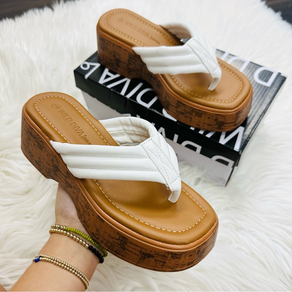 Wild Diva White and Tan Platform Sandals NIB - Picture 4 of 6